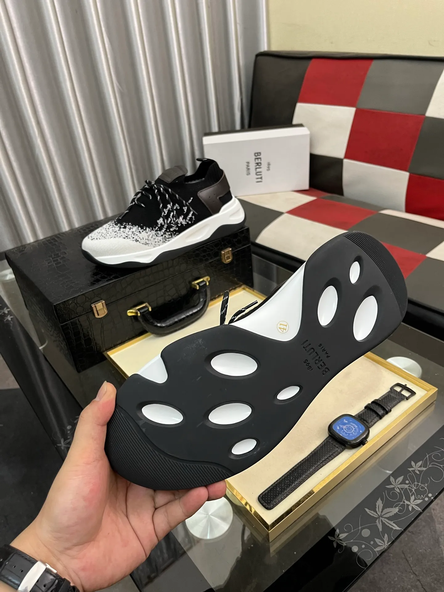 Men's Men's Shoes 💰400⌚️⌚️Berlut* France's top men's shoes, Berluti brand broke the rules in its first show and launched a new Edge shoe last. This model is hand-crafted with exquisite and fashionable fly-woven cowhide, a water-dyed cowhide lining, and an original color-blocked lightweight and wear-resistant rubber sole. This bold improvement of the iconic shoe last is of great significance to the creative work of its unique shape and edge width. On Alessandro shoes, this sharp-edged silhouette is made more see-through through Kris' bold and professional new Cloudy dyeing, making it classic and fashionable! Size: 38-46